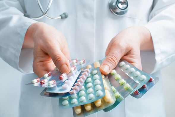 Il medico prescrive antibiotici per curare la prostatite